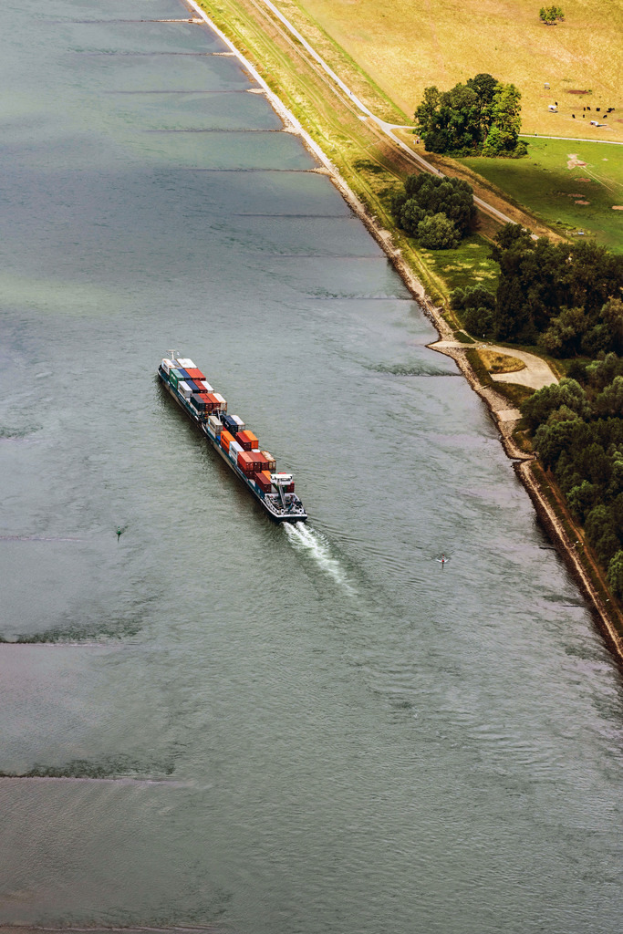 dr__0010706.jpg | KARLSRUHE 15.07.2017 Fahrt eines Container- Schiffes auf dem Rhein in Karlsruhe im Bundesland Baden-Württemberg, Deutschland. // Sailing container ship on Rhein in Karlsruhe in the state Baden-Wuerttemberg, Germany. Foto: Daniel Reiter