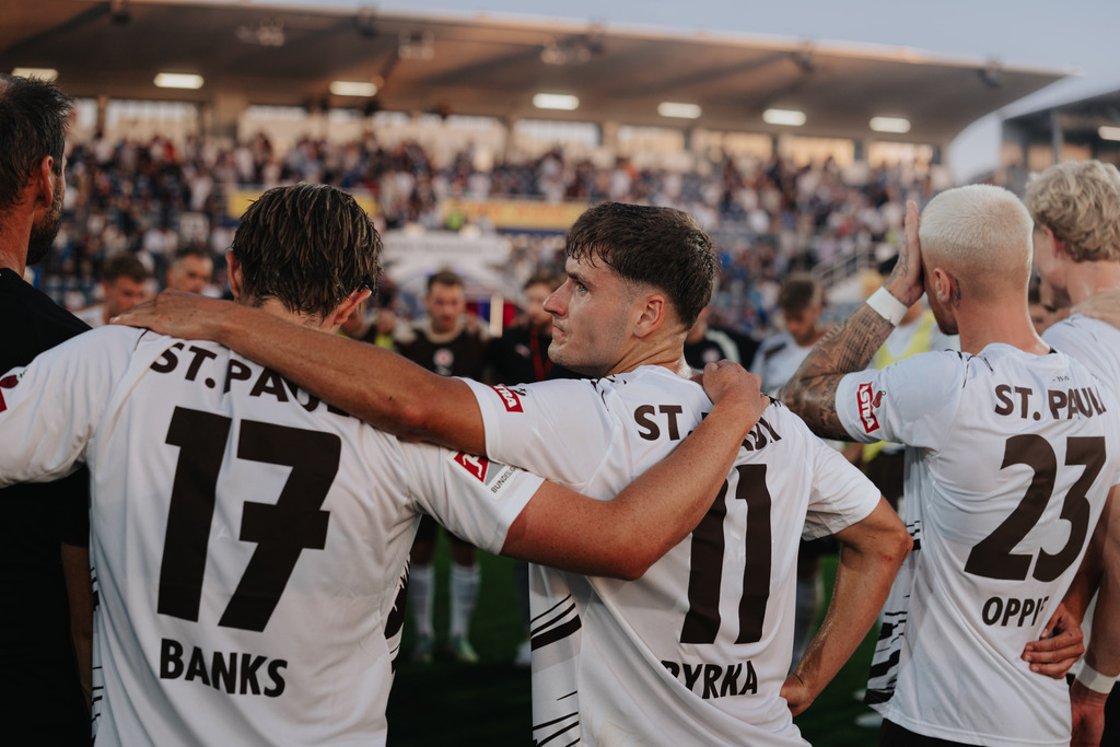 FCS08422 | Der offizielle Shop für FC St. Pauli Fotos. Wähle aus Spielszenen & Fanmomenten dein FCSP Wunschformat. Wir liefern Millerntor-Atmosphäre.