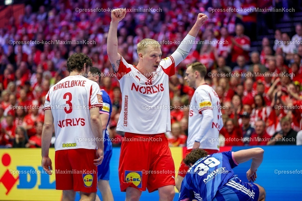 EHF22012603103 | 22.01.2026, Handball, Men's EHF EURO 2026, Frankreich - Dänemark, Jyske Bank Boxen in Herning, Dänemark, Main Round:  Magnus Saugstrup Jensen (Denmark #15) jubelnd