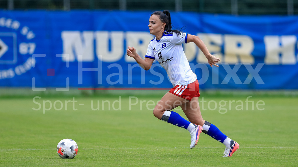Fussball, Testspiel Frauen, Hamburger SV - Odense BK | Nigar Mirzaliyeva (Hamburger SV, HSV, 4) am Ball, Freisteller, Einzelbild, Ganzkörper, Aktion, Action, Spielszene