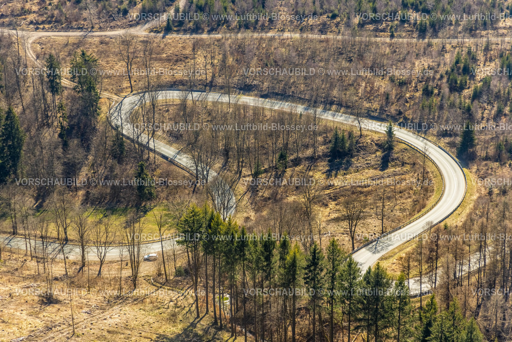 Brilon220303298 | Luftbild, Straße in Serpentinenform Landesstraße L870 im Waldgebiet, Gudenhagen, Brilon, Sauerland, Nordrhein-Westfalen, Deutschland