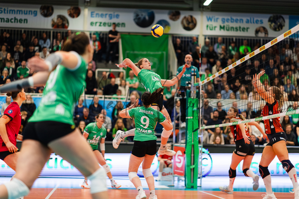 Volleyball, 1. Bundesliga Frauen, Hauptrunde, 8. Spieltag, Saison 2025/2026: USC Münster - Dresdner SC | 1. Bundesliga Frauen, Hauptrunde, 8. Spieltag, Saison 2025/2026, USC Münster empfängt Dresdner SC in der Sporthalle Berg Fidel in Münster. Foto: sportfotografie.ms | Markus Paletta - Realisiert mit Pictrs.com