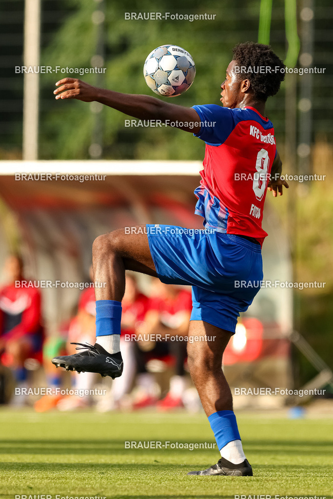 1_KFCWAT_20250723_0370.JPG -  - KFC Uerdingen - SG Wattenscheid 09 - Testspiel | Krefeld, Deutschland, 23.07.25: Dave Fotso Youmssi (KFC Uerdingen) in Aktion, am Ball, Einzelaktion waehrend des Testspiel Spiels zwischen KFC Uerdingen - SG Wattenscheid 09 in der Covestro Sportpark am 23. July 2025 in Krefeld, Deutschland. (Foto von Stefan Brauer/Brauer-Fotoagentur)