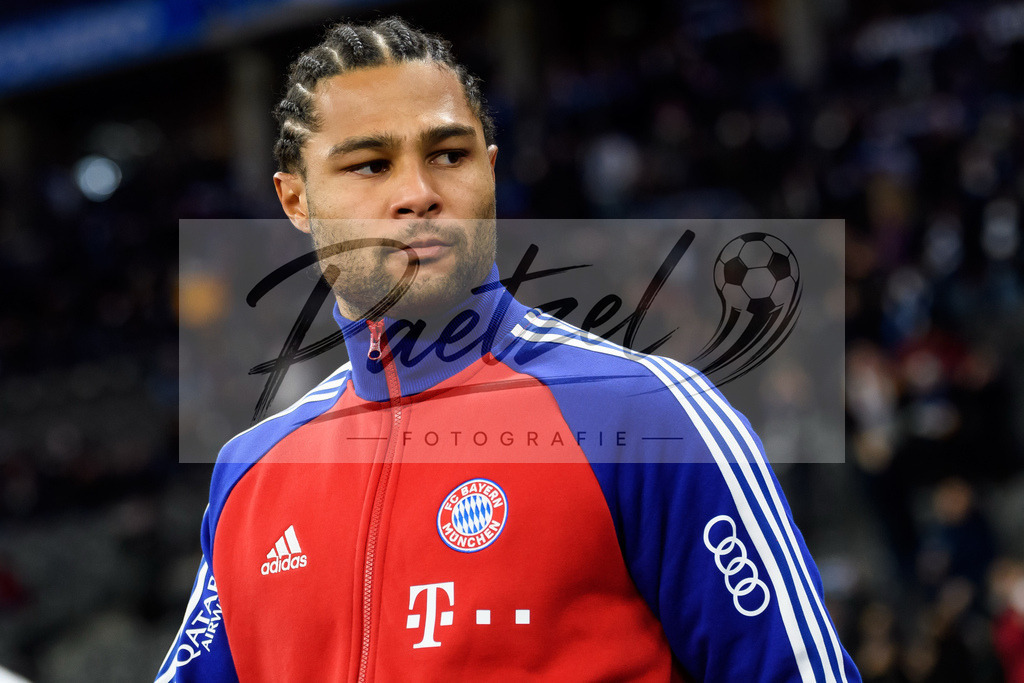 BSCFCB20220123_230 | Fussball, Herren: Serge Gnabry (FC Bayern Muenchen) schaut bei dem Spiel der 1. Bundesliga zwischen Hertha BSC und FC Bayern Muenchen im Olypiastadion am 23.01.2022 in Berlin, Deutschland.DFB / DFL REGULATIONS PROHIBIT ANY USE OF PHOTOGRAPHS AS IMAGE SEQUENCES AND/OR QUASI-VIDEO. - Realisiert mit Pictrs.com