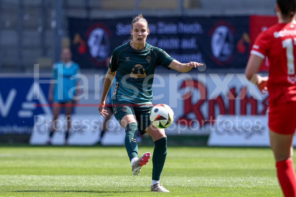 Fussball, Google Pixel Frauen-Bundesliga, SC Freiburg - SV Werder Bremen | Hanna Nemeth (SV Werder Bremen, 23) am Ball, Einzelbild, Ganzkörper, Aktion, Action, Spielszene, DIE DFB-RICHTLINIEN UNTERSAGEN JEGLICHE NUTZUNG VON FOTOS ALS SEQUENZBILDER UND/ODER VIDEOÄHNLICHE FOTOSTRECKEN. DFB REGULATIONS PROHIBIT ANY USE OF PHOTOGRAPHS AS IMAGE SEQUENCES AND/OR QUASI-VIDEO.