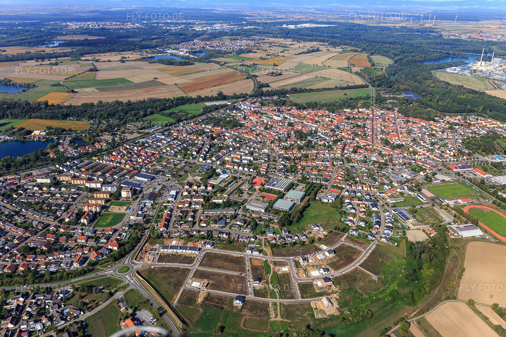 Luftbild: Ortsansicht von Osten in Philippsburg im Bundesland Baden-Württemberg in Deutschland. Foto: IMG_122827.jpg vom 11.09.2020 durch Werner Riehm/FLY-FOTO.de