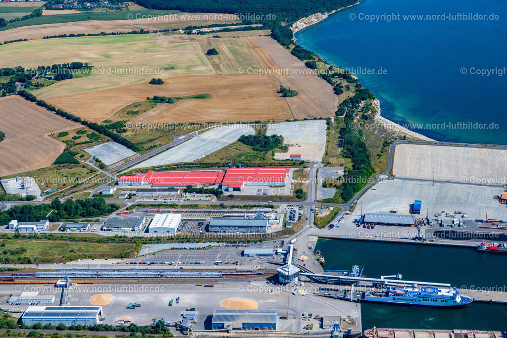 Sassnitz_Industriehafen_ELS_8027100822 | SASSNITZ 10.08.2022 Hafenanlagen an der Meeres- Küste der Ostsee an der Straße Im Fährhafen im Ortsteil Mukran in Sassnitz an der Ostseeküste im Bundesland Mecklenburg-Vorpommern, Deutschland. Weiterführende Informationen bei: Fährhafen Sassnitz GmbH,  Mukran Port Terminals GmbH & Co.KG. // Port facilities on the seashore of the Baltic Sea on street Im Faehrhafen in the district Mukran in Sassnitz at the baltic sea coast in the state Mecklenburg - Western Pomerania, Germany. Further information at: Faehrhafen Sassnitz GmbH,  Mukran Port Terminals GmbH & Co.KG. Foto: Martin Elsen
