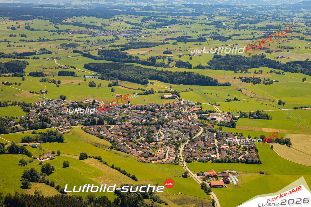 Das Luftbild zeigt : Börwang Haldenwang - Die Luftaufnahme wurde 2024 vom UL-Flugzeug aus erstellt ( keine Drohne ) - Hochauflösende Luftaufnahme - Für grossformatige Ausdrucke geeignet. Die Geschenkidee !Mit Lizenz und Bildrechte bestellbar