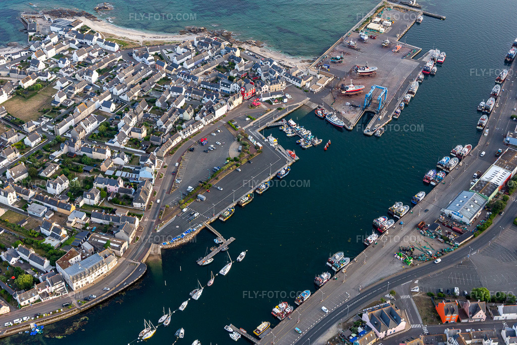 Aerial view: Haliotika - La Cité de la Pêch in Guilvinec in the state Finistere, France. – Photo: IMG_132659.jpg taken on 06/17/2022 by Werner Riehm/FLY-FOTO.com – Resolution of the original: 5472 x 3648 px