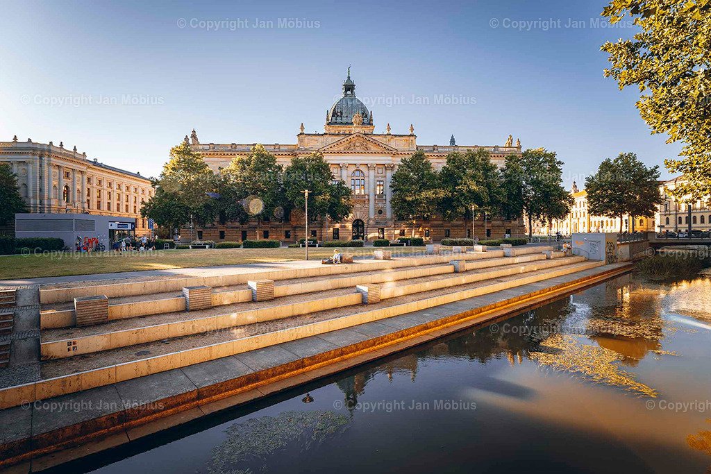 Bundesverwaltungsgericht | Das heutige Bundesverwaltungsgericht in Leipzig blickt auf eine bewegte Geschichte zurück: Ursprünglich als Reichsgericht errichtet, diente das beeindruckende Gebäude später als Bildermuseum. Heute ist es Sitz des höchsten deutschen Gerichts für öffentliches Recht. Die Verbindung aus historischer Architektur, kulturellem Erbe und rechtlicher Bedeutung macht diesen Ort einzigartig – für Besucher, Interessierte und Bildkäufer gleichermaßen. - Realisiert mit Pictrs.com