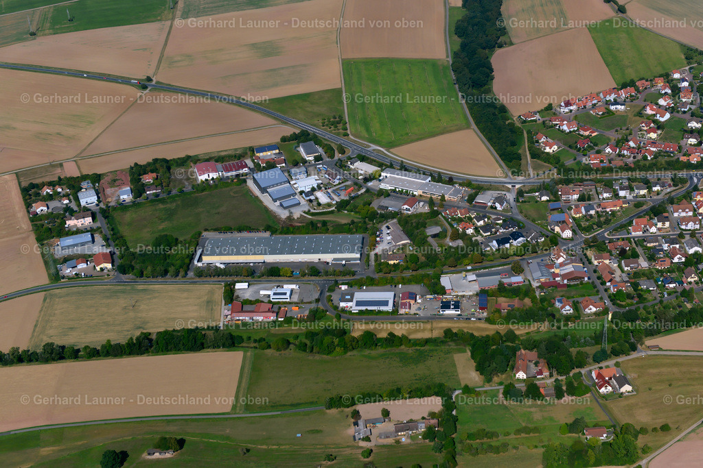 3650646 | UETTINGEN 13.09.2016 Industrie- und Gewerbegebiet am Rande von landwirtschaftlich genutzen Feldern und Äckern  in Uettingen im Bundesland Bayern, Deutschland // Industrial and commercial area on the edge of agricultural fields and fields  in Uettingen in the state Bavaria, Germany Foto: Gerhard Launer
