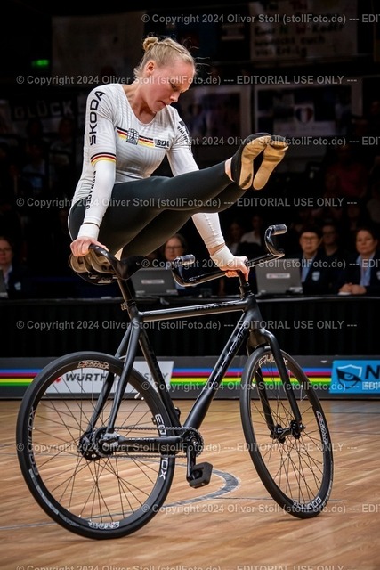 20241026OAS33555-lic | FUELLER Lara (GER / RKV Poppenweiler) First Place at UCI World Championships Indoor Artistic Cycling Bremen/GER Proposal 194,70 points Result 186,89 points - Realisiert mit Pictrs.com