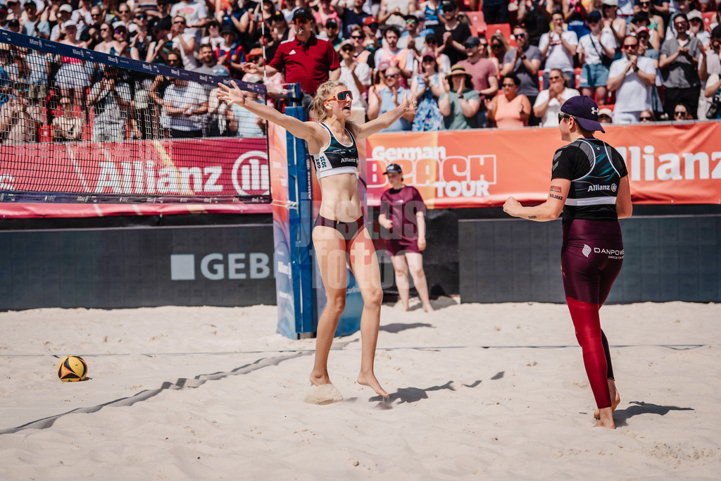 Beachvolleyball | Frauen | Allianz German Beach Tour 2025 | Tourstop Bremen | 14.06.2025 | v.l. Nele Barber und Melanie Gernert jubeln