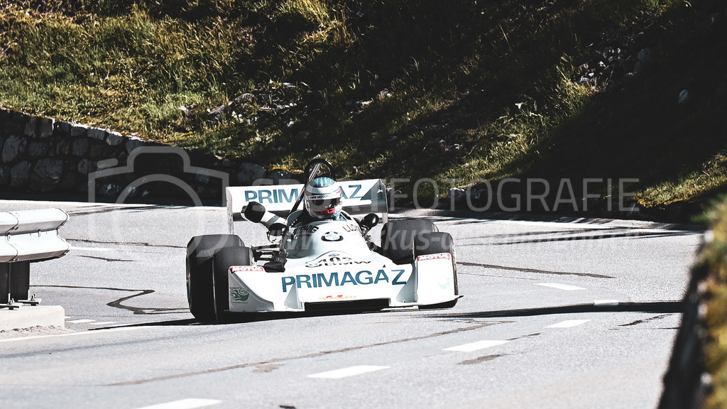 19. Arosa ClassicCar 2023 - 1. September 2023 | 19. Arosa ClassicCar 2023
Arosa, Schweiz
Moser Roger aus Arosa mit der Startnummer 402 in einem BMW Martini MK28 Formel 2, Jahrgang 1983, in der Klasse Competition Formula.
@arosaclassiccar, @arosa.official, #arosaclassiccar, #arosa, #76curves, #classiccar
Bild: Sportfotografie Markus Aeschimann | www.markus-aeschimann.ch - Realisiert mit Pictrs.com