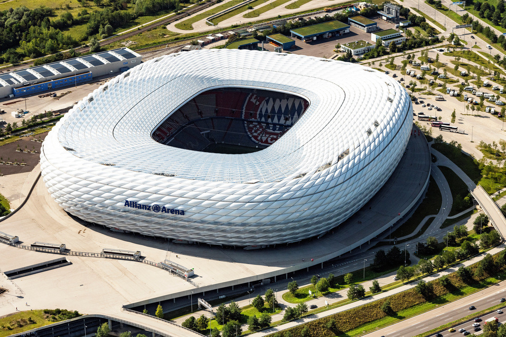 dr__0010791.jpg | MüNCHEN 13.07.2018 Die Allianz Arena in München im Bundesland Bayern ist ein Fußballstadion des Münchner Fußballverein FC Bayern München. Die Fassade des, von den  Architekten Herzog & de Meuron entworfenen Stadions der Allianz Arena München Stadion GmbH besteht aus beleuchtbaren weißen Folienkissen. Nur für redaktionelle Nutzung freigegeben ! // The Allianz Arena in Munich in Bavaria is a football stadium of the the Munich football club FC Bayern Muenchen. The facade of the, designed by the architects Herzog & de Meuron stadium Allianz Arena Muenchen Stadion GmbH consists of illuminated white foil cushions. Editorial use only ! Foto: Daniel Reiter