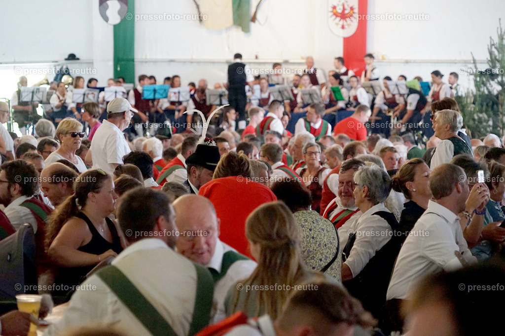 h-news-2023-Juli23-Regimentsschuetzenfest4-Steeg-ZELT-DSC07566 | Info aus dem Bezirk Reutte/Ausserfern Tirol sowie eine umfangreiche Bilddatenbank über die gesamte Region: Lechtal, Talkessel Reutte, Tannheimertal, Zwischentoren. Lech, Plansee, Zugspitze, Grenztunnel, B179, Fernpassstraße, Verkehr, Lawinen, Tradition, - Realisiert mit Pictrs.com