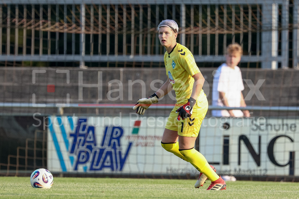 Fussball, Testspiel Frauen, SV Meppen - SV Werder Bremen | Vanessa Fischer (Torhüterin, Torwart, SV Werder Bremen, 1) am Ball, Freisteller, Einzelbild, Ganzkörper, Aktion, Action, Spielszene
