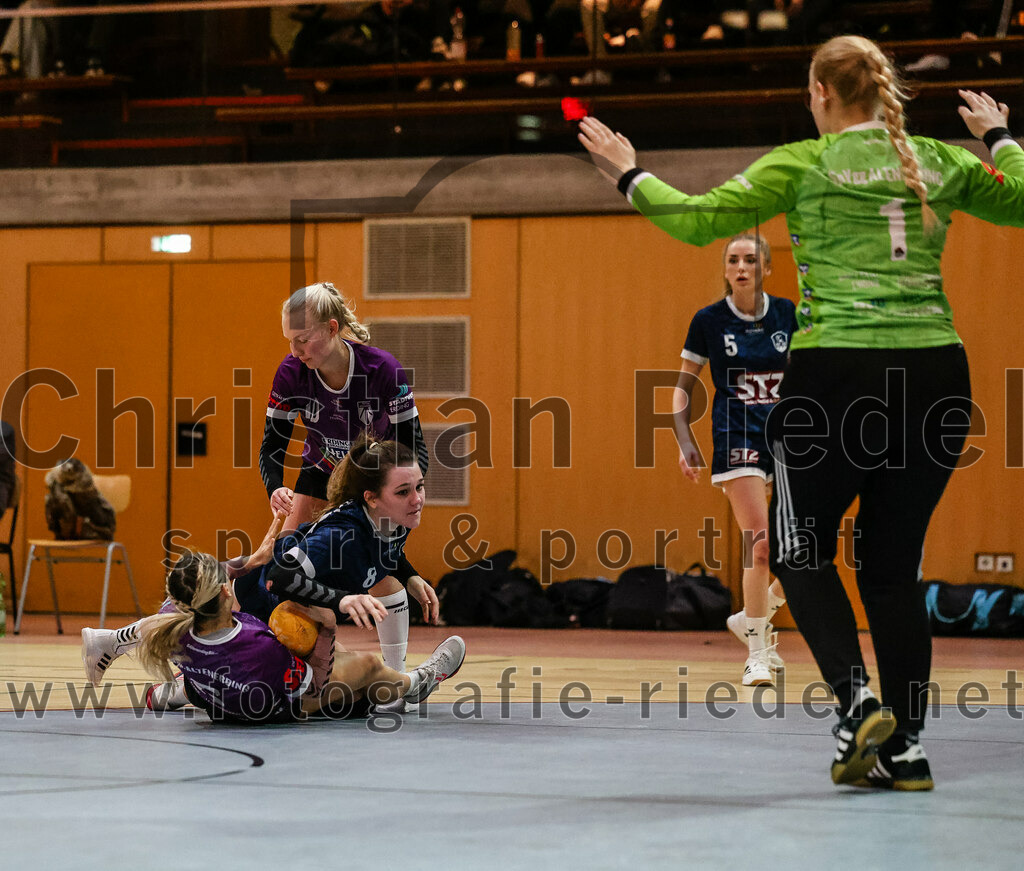 2024-02-03_088_SpVgg_Altenerding_gegen_SpVgg_Erdweg | Erding, Deutschland, 03.02.2024:
Handball, Bezirksoberliga Frauen Altbayern 2023 / 2024, 13. Spieltag, SpVgg Altenerding gegen SpVgg Erdweg, Endergebnis: 25:21

Lena Prem (SpVgg Altenerding, #5), Lena Popp (SpVgg Altenerding, #10), Alina Nefzger (SpVgg Erdweg, #8), Monika Thätter (SpVgg Erdweg, #5), Torfrau Hanna Obermair (SpVgg Altenerding, #1)

Foto: Christian Riedel / fotografie-riedel.net