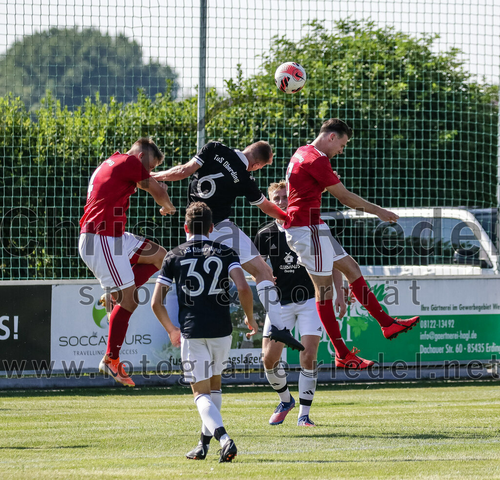 2023-08-20_060_TuS_Oberding_gegen_FC_Finsing_II | Oberding, Deutschland, 20.08.2023:
Fußball, Kreisklasse 2023 / 2024, 3. Spieltag, TuS Oberding gegen FC Finsing II, Endergebnis: 1:1

Stefan Jell (FC Finsing, #4), Markus Holzmann (TuS Oberding, #6), Leon Engelhard (FC Finsing, #8)

Foto: Christian Riedel / fotografie-riedel.net