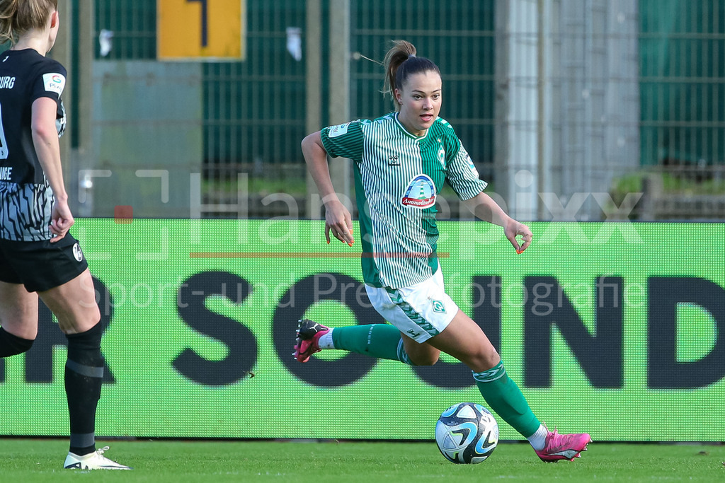 Fussball, Google Pixel Frauen-Bundesliga, SV Werder Bremen - SC Freiburg | v.li.: Maja Sternad (SV Werder Bremen, 11) am Ball, Einzelbild, Ganzkörper, Aktion, Action, Spielszene, DIE DFB-RICHTLINIEN UNTERSAGEN JEGLICHE NUTZUNG VON FOTOS ALS SEQUENZBILDER UND/ODER VIDEOÄHNLICHE FOTOSTRECKEN. DFB REGULATIONS PROHIBIT ANY USE OF PHOTOGRAPHS AS IMAGE SEQUENCES AND/OR QUASI-VIDEO.
