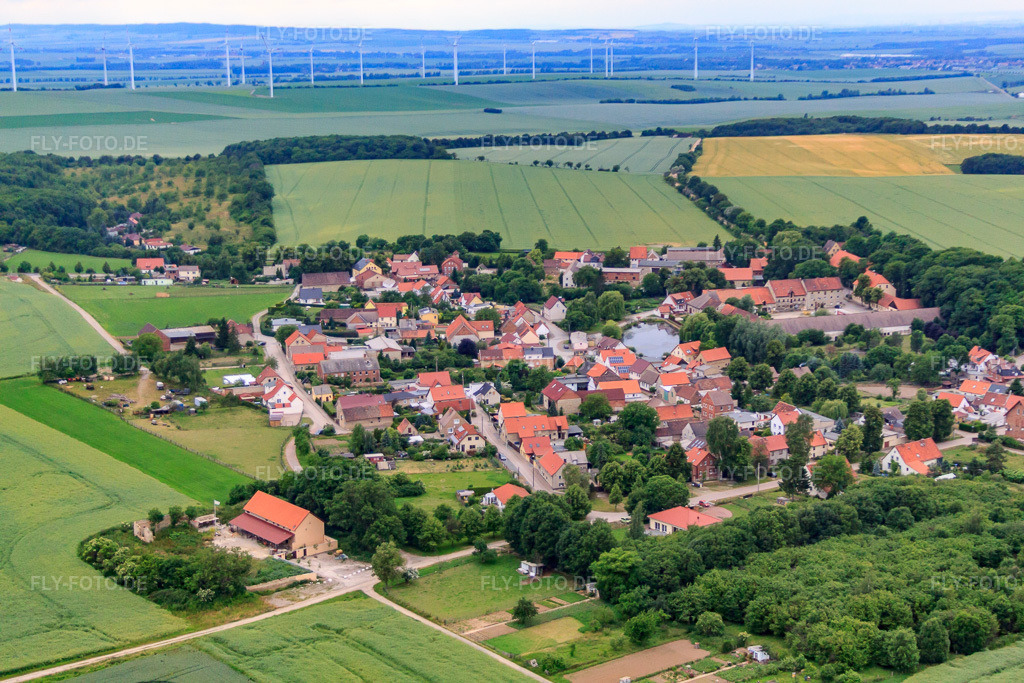 Luftbild: Ortsansicht von Südosten im Ortsteil Heteborn in Selke-Aue im Bundesland Sachsen-Anhalt in Deutschland. Foto: IMG_58278.jpg vom 28.06.2013 durch Werner Riehm/FLY-FOTO.deAuflösung des Originals: 4752 x 3168 px