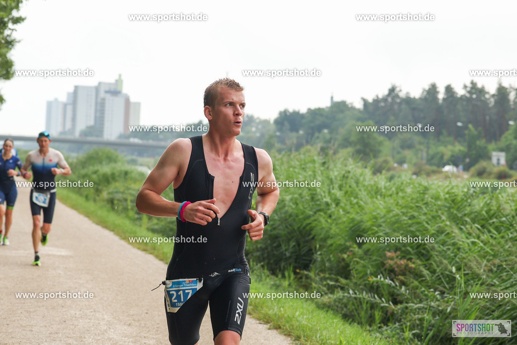 LUR_1615 | 34. M-net Erlanger Triathlon 2025 #erlangertriathlon  #mnettriathlon2025 #mnettriathlon #team #olympischedistanz #mitteldistanz #triathlon #maindonaukanal  #erlangertriathlon2025 #yourpictrs #tv1848 #tv1848erlangen  #triathlonbayern #sportinerlangen #demsportverbunden #sportshot_your_pictrs Copyright: www.sportshot.de