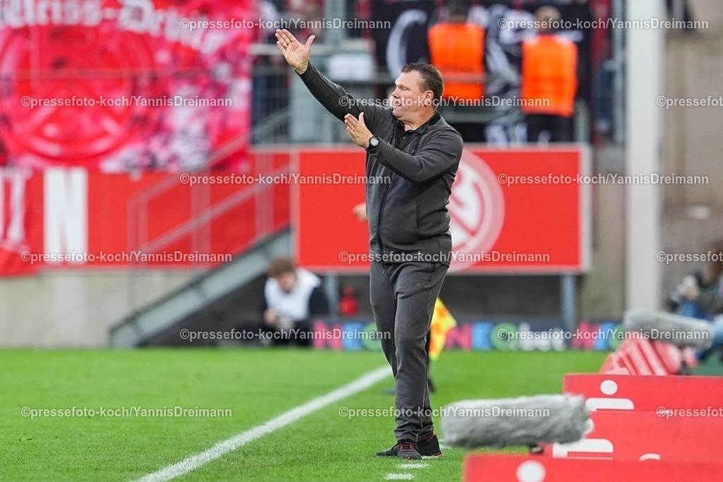 xYDRx18102501122 | 18.10.2025, xydrx, Fußball, 3.Liga, Rot-Weiss Essen - FC Viktoria Köln, Saison 2025 2026, Stadion an der Hafenstraße:  Uwe Koschinat (Cheftrainer Rot-Weiss Essen) gestikulierend  DFB regulations prohibit any use of photographs as image sequences and or quasi-video.