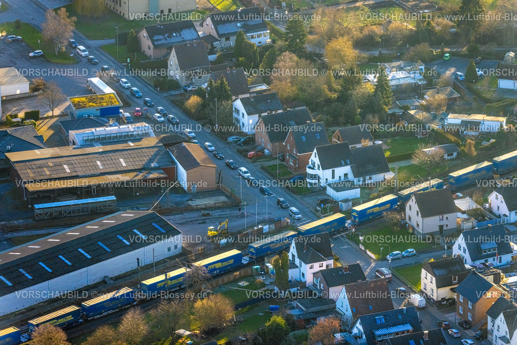 Hamm230206465 | Luftbild, Güterzug mit LKW Walter, Bahnübergang Langewangeweg, Rhynern, Hamm, Ruhrgebiet, Nordrhein-Westfalen, Deutschland