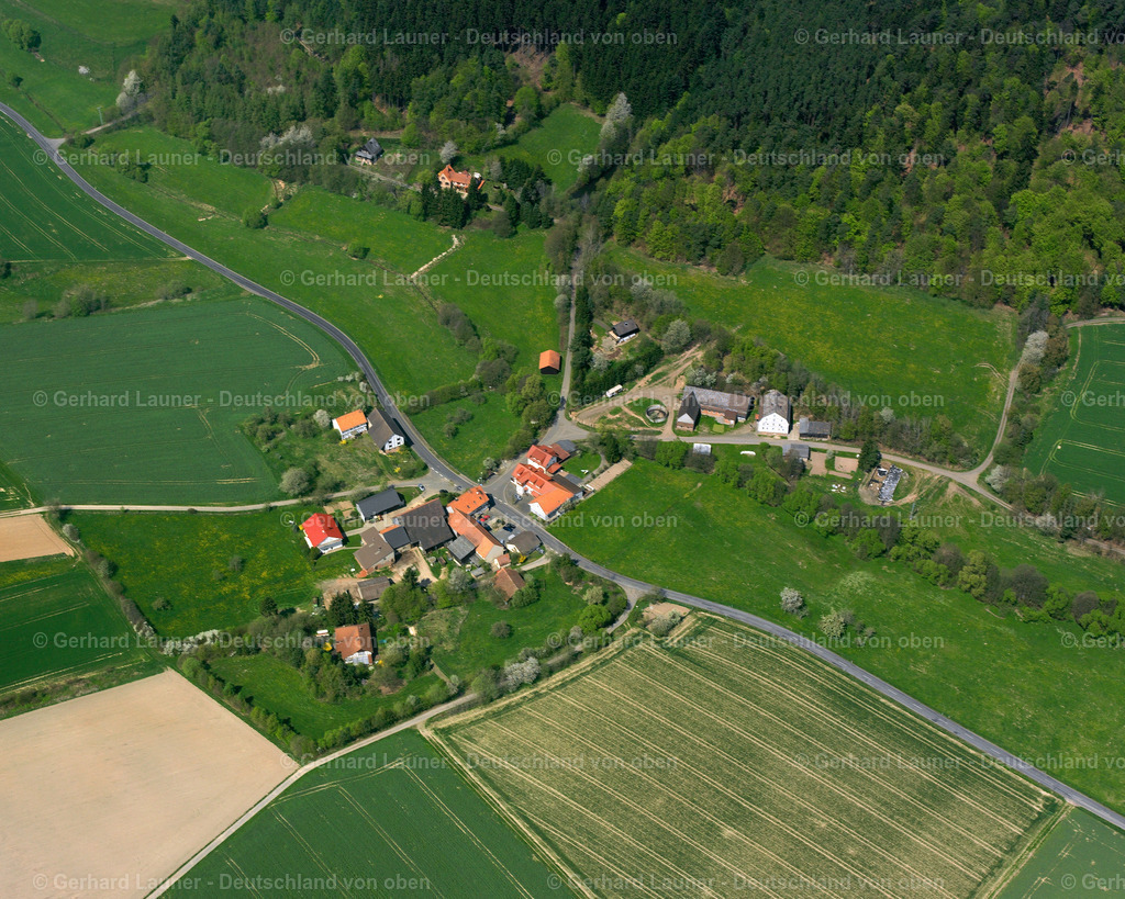 2615117 | MERLOS 07.06.2006 Landwirtschaftliche Nutzflächen und Feldgrenzen  umsäumen das Siedlungsgebiet des Dorfes in Merlos im Bundesland Hessen, Deutschland // Agricultural land and field boundaries surround the settlement area of the village  in Merlos in the state Hesse, Germany Foto: Gerhard Launer