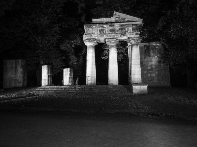 Ruine im Bürgerpark | Schwarzweiß - Nachtaufnahme einer Ruine im Bürgerpark