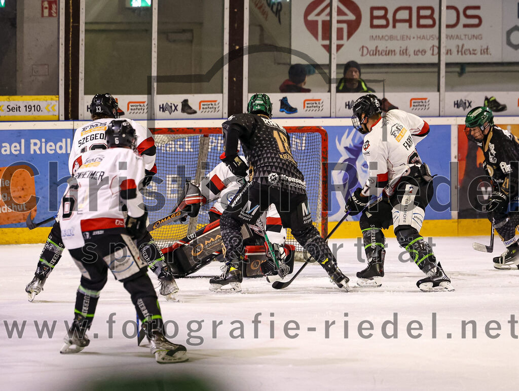 2024-03-15_027_TSV_Erding_gegen_EHC_Koenigsbrunn | Erding, Deutschland, 15.03.2024:
Eishockey, Bayernliga Playoffs 2023 / 2024, 3. Spieltag, TSV Erding gegen EHC Königsbrunn, Endergebnis: 3:4 n. V.

Torwart Stefan Vajs (EHC Königsbrunn, #32), Daniel Krzizok (Erding Gladiators, #18), David Farny (EHC Königsbrunn, #67)

Foto: Christian Riedel / fotografie-riedel.net