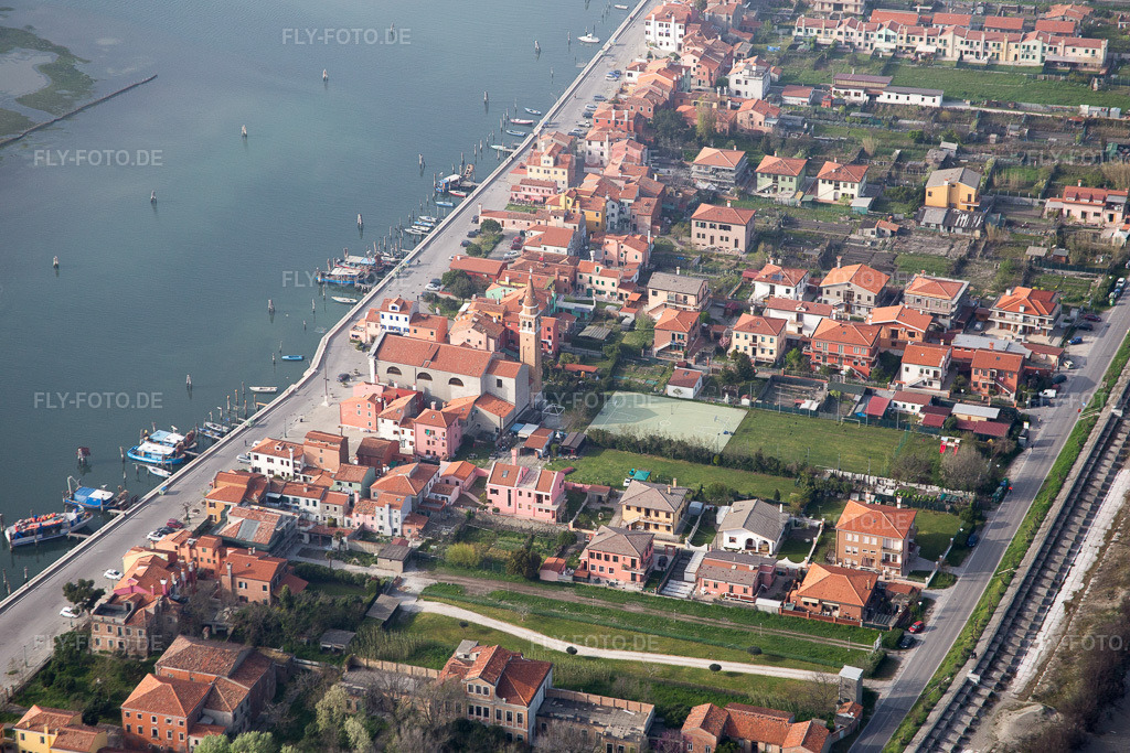 Luftbild: Ortsansicht an der Meeres-Küste Mittelmeer in San Vito im Bundesland Venetien in Italien. – Foto: IMG_087453.jpg vom 06.04.2016 durch Werner Riehm/FLY-FOTO.de – Auflösung des Originals: 5472 x 3648 px