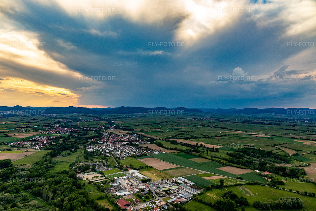 Luftbild: Ortsansicht der Straßen und Häuser der Wohngebiete im Ortsteil Billigheim in Billigheim-Ingenheim im Bundesland Rheinland-Pfalz in Deutschland. Foto: IMG_127026.jpg vom 02.06.2021 durch Werner Riehm/FLY-FOTO.de
