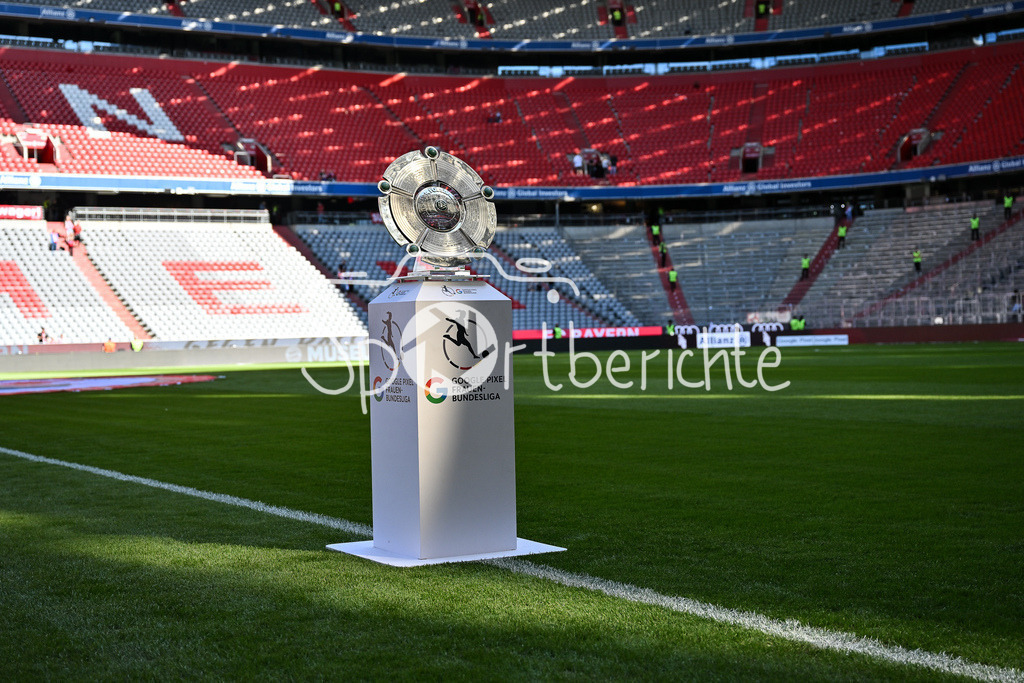 FC Bayern München - Bayer 04 Leverkusen | Die Meisterschale der Google Pixel Frauen Bundesliga steht vor Anpiff in der Sonne / Symbolbild / Google Pixle Frauen-Bundsliga: FC Bayern München - Bayer 04 Leverkusen; Allianz Arena am 06.09.2025