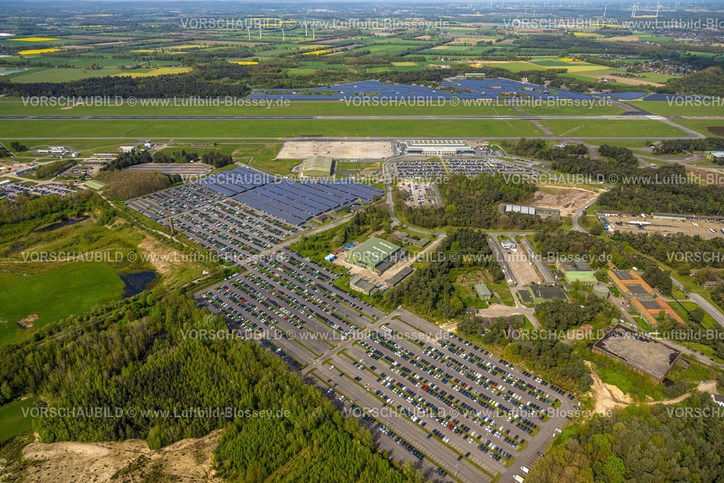 Weeze240402776FlughafenNiederrhein | Luftbild, Flughafen Airport Weeze, Ryanair Fluggesellschaft, Startbahn und Landebahn, Solarpark und Terminal Abfertigungshalle, Parkplätze, Wiesen und Felder mit Fernsicht, Windräder, Baal, Weeze, Niederrhein, Nordrhein-Westfalen, Deutschland