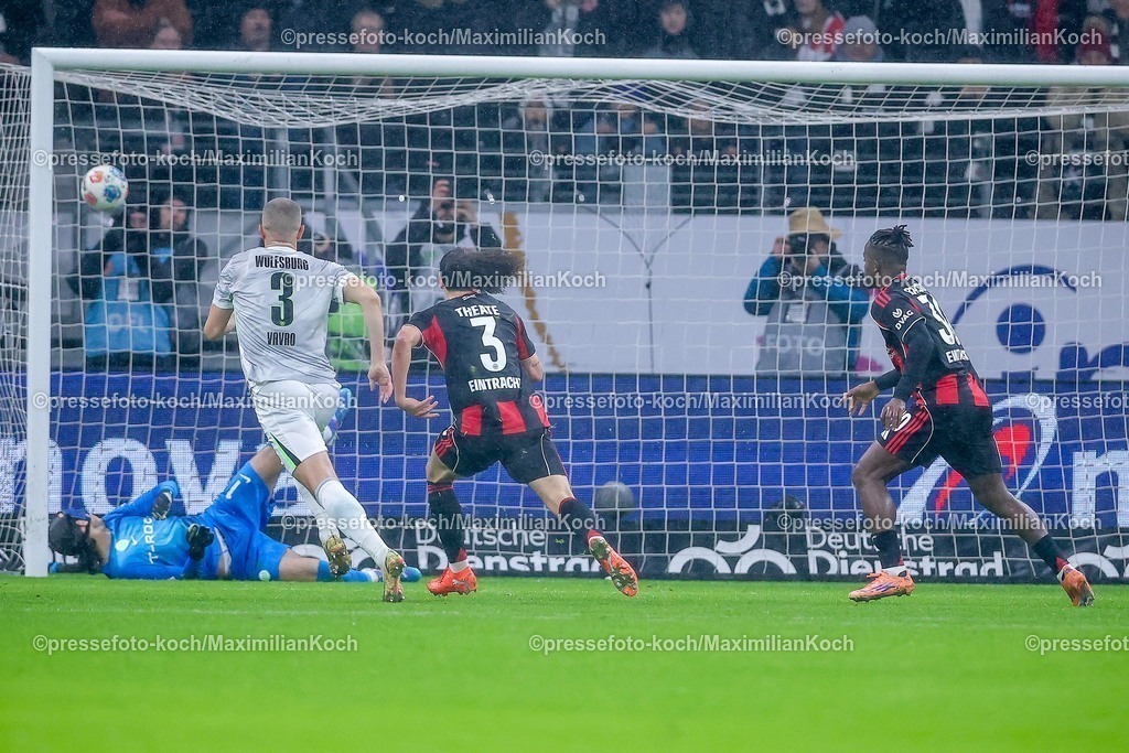 SGE30112501140 | 30.11.2025, Fußball, Eintracht Frankfurt - VfL Wolfsburg, 1. Fußball Bundesliga, 12. Spieltag, Deutsche-Bank-Park (Frankfurt am Main), Saison 2025 2026: Torjubel nach dem Tor zum 1:o durch Torschütze Elfmeter  Michy Batshuayi&nbsp;(Eintracht Frankfurt #30)    DFB Regulations prohibit any use of photographs as image sequences and or quasi-video.