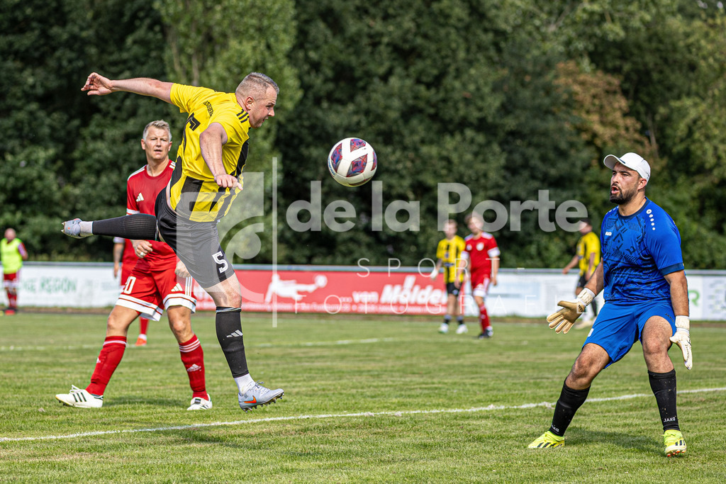 Wrestedt - Bovel_ Artur (verpasst Flanke_ r. TW Badr Ou-Midou) vs Stadensen 090825 dlP | immodelaporte-sportfotos - Realisiert mit Pictrs.com