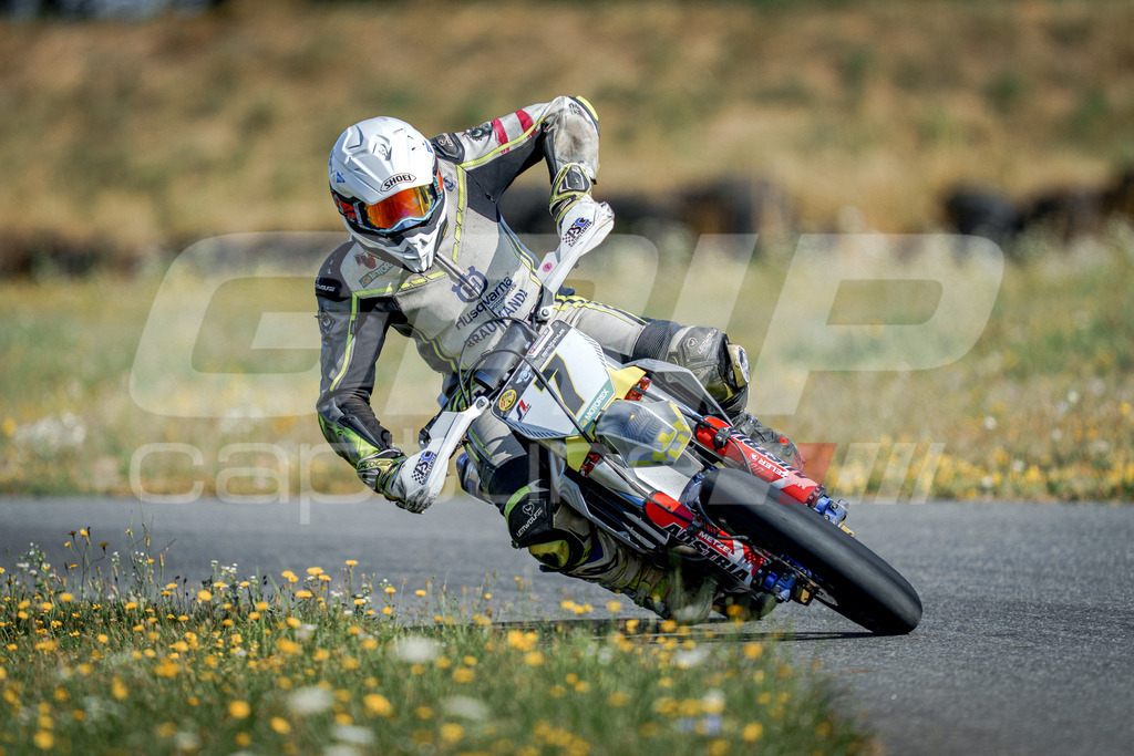SuperMoto_Staatsmeisterschaft_Fuglau-145 | GRIPcapture steht für authentische Sportfotografie in Österreich – für Momente, die mehr sind als Geschwindigkeit oder Ergebnis. Es geht um Emotion, Spannung, Fokus und den Augenblick, der oft nur einen Wimpernschlag dauert.Ob Motorsport, Teamsport oder 