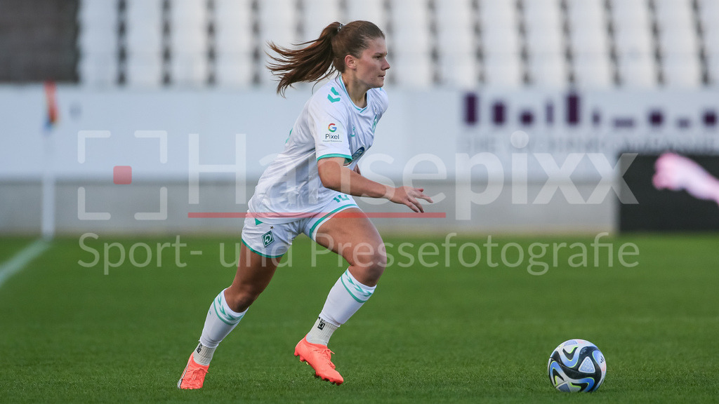 Fussball, Google Pixel Frauen-Bundesliga, SGS Essen - SV Werder Bremen | v.li.: Emilie Bernhardt (SV Werder Bremen, 16) am Ball, Freisteller, Einzelbild, Ganzkörper, Aktion, Action, Spielszene, DIE DFB-RICHTLINIEN UNTERSAGEN JEGLICHE NUTZUNG VON FOTOS ALS SEQUENZBILDER UND/ODER VIDEOÄHNLICHE FOTOSTRECKEN. DFB REGULATIONS PROHIBIT ANY USE OF PHOTOGRAPHS AS IMAGE SEQUENCES AND/OR QUASI-VIDEO.