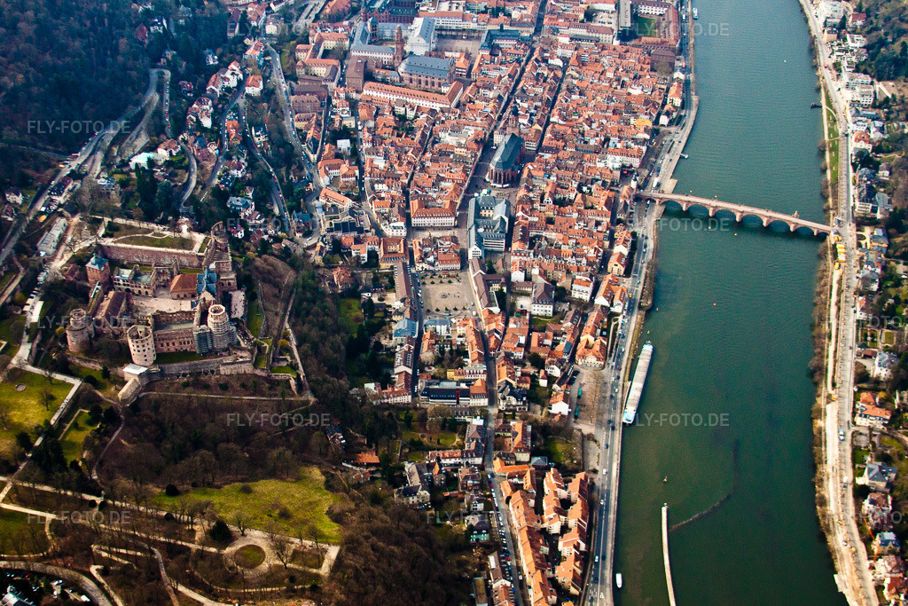 Luftbild: Altstadt von Heidelberg am Neckar. Mit im Bild die Ruinen des Schloss Heidelberg im Ortsteil Kernaltstadt in Heidelberg im Bundesland Baden-Württemberg in Deutschland. Foto: IMG_37920.jpg vom 12.03.2011 durch Werner Riehm/FLY-FOTO.de
