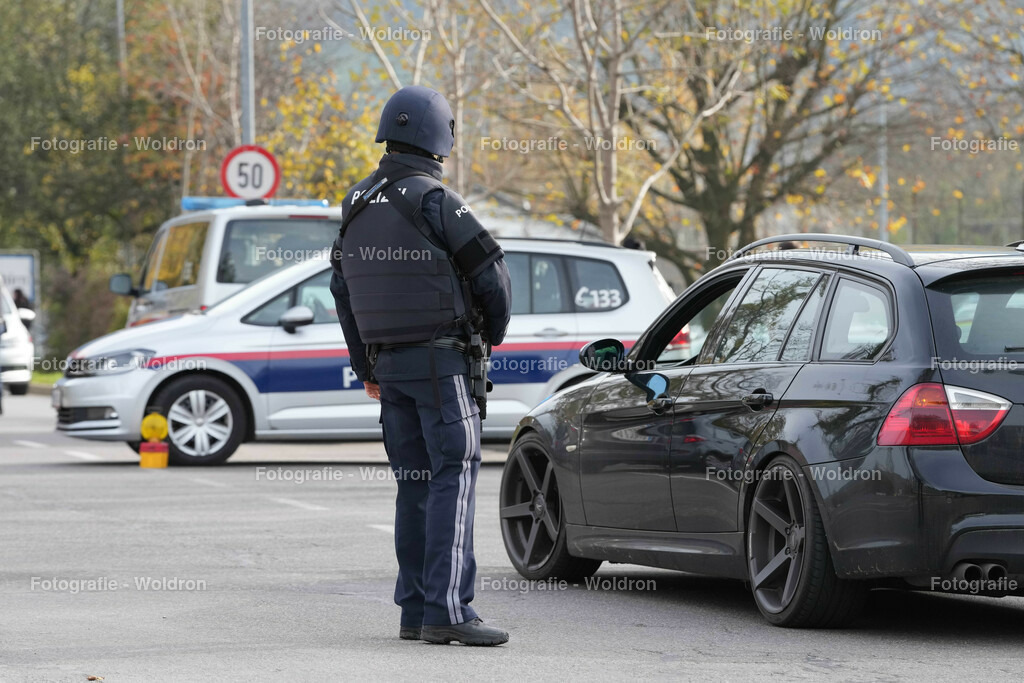 20221111 Amoklauf in Mittelschule Haselstauden | DORNBIRN, OESTERREICH - 11. NOVEMBER: Polizeieinsatz waehrend des Amoklaufs in der Mittelschule Haselstauden in Mittelschule Haselstauden on November 11, 2022 in Dornbirn, Austria.