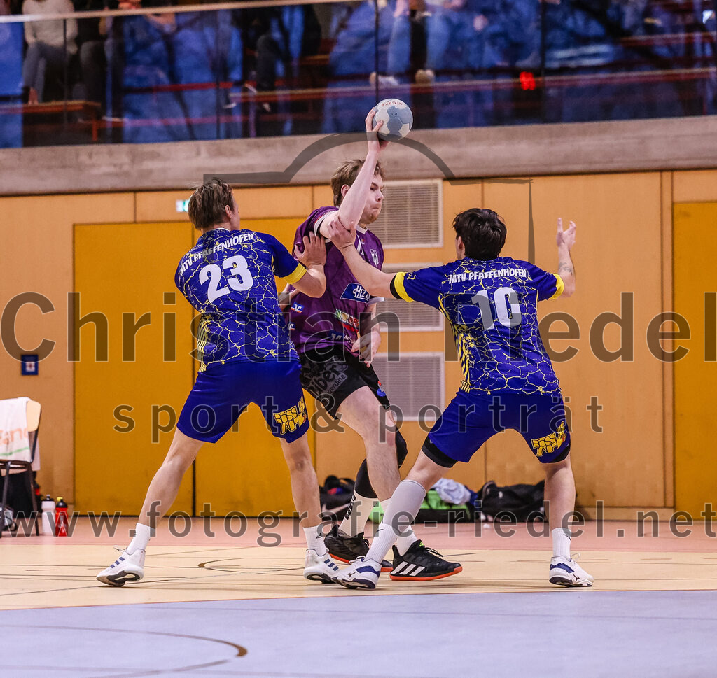 2024-12-14_028_SpVgg_Altenerding_gegen_MTV_Pfaffenhofen | Erding, Deutschland, 14.12.2024:Handball, Bezirksoberliga Männer 2024 / 2025, 10. Spieltag, SpVgg Altenerding gegen MTV Pfaffenhofen, Endergebnis: 32:30Kilian Roessler (MTV Pfaffenhofen, #23), Niklas Fleps (SpVgg Altenerding, #17), Leonardo Dudaicevs (MTV Pfaffenhofen, #10)Foto: Christian Riedel / fotografie-riedel.net