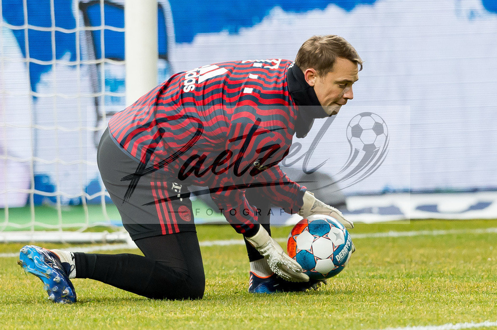 BSCFCB20220123_195 | Fussball, Herren: Torwart Manuel Neuer (FC Bayern Muenchen) in Aktion bei dem Spiel der 1. Bundesliga zwischen Hertha BSC und FC Bayern Muenchen im Olypiastadion am 23.01.2022 in Berlin, Deutschland.DFB / DFL REGULATIONS PROHIBIT ANY USE OF PHOTOGRAPHS AS IMAGE SEQUENCES AND/OR QUASI-VIDEO. - Realisiert mit Pictrs.com
