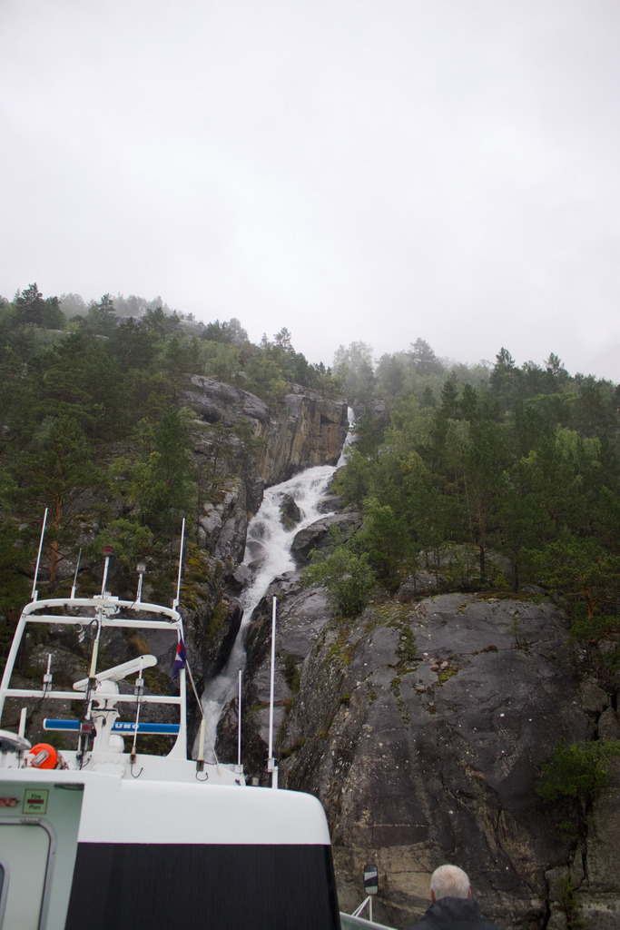 Wasserfall vom Boot aus betrachtet | Landschaftsbilder-MV - Realisiert mit Pictrs.com