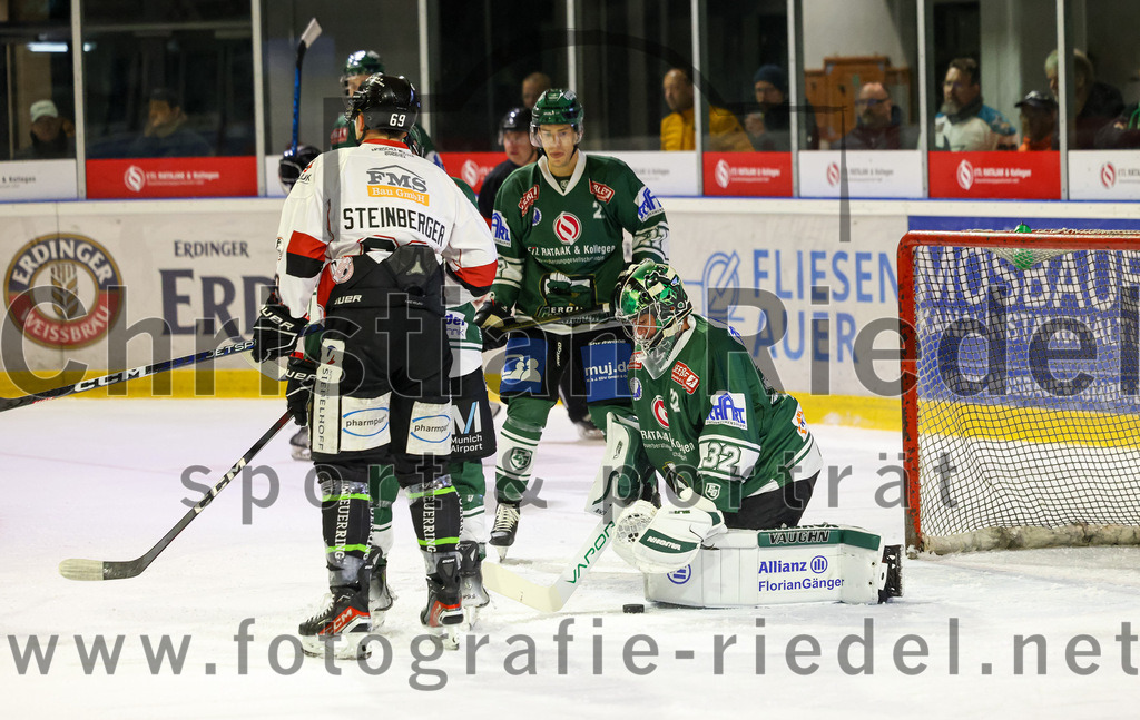 2023-11-12_067_TSV_Erding_gegen_EHC_Koenigsbrunn | Erding, Deutschland, 12.11.2023:
Eishockey, Bayernliga Vorrunde 2023 / 2024, 9. Spieltag, TSV Erding gegen EHC Königsbrunn, Endergebnis: 3:2

Leon Steinberger (EHC Königsbrunn, #69), Torwart Dimitri Pätzold (Erding Gladiators, #32)

Foto: Christian Riedel / fotografie-riedel.net