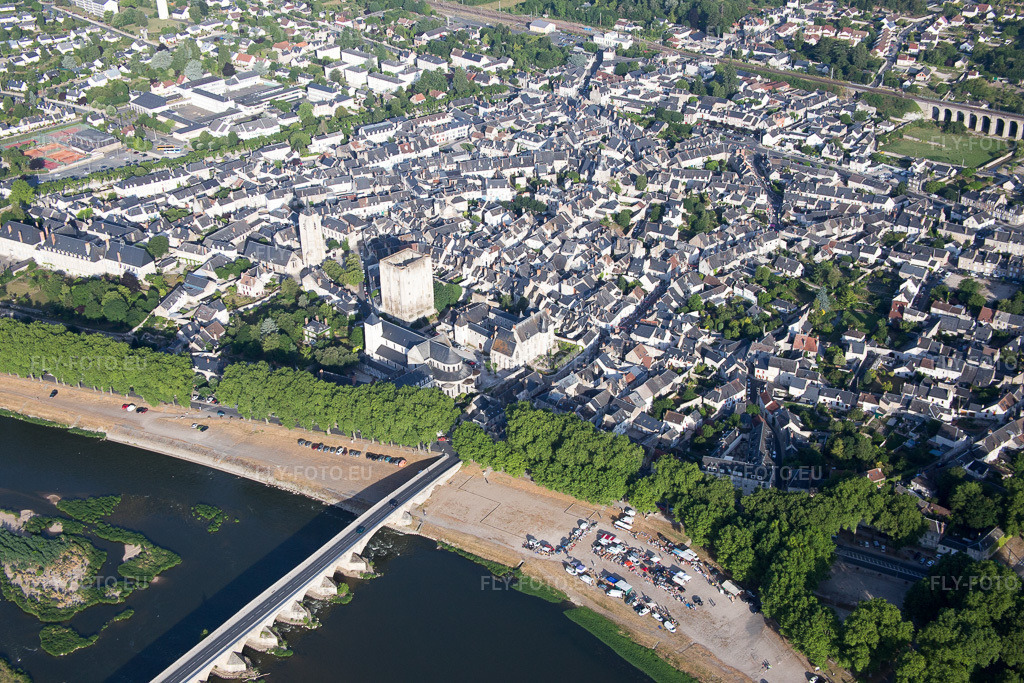 Vue aérienne: Vue de la ville à Beaugency dans le département Loiret, France. Photo: IMG_082528.jpg prise le 21/06/2015 par Werner Riehm/FLY-FOTO.eu – Résolution de l'original: 5472 x 3648 px