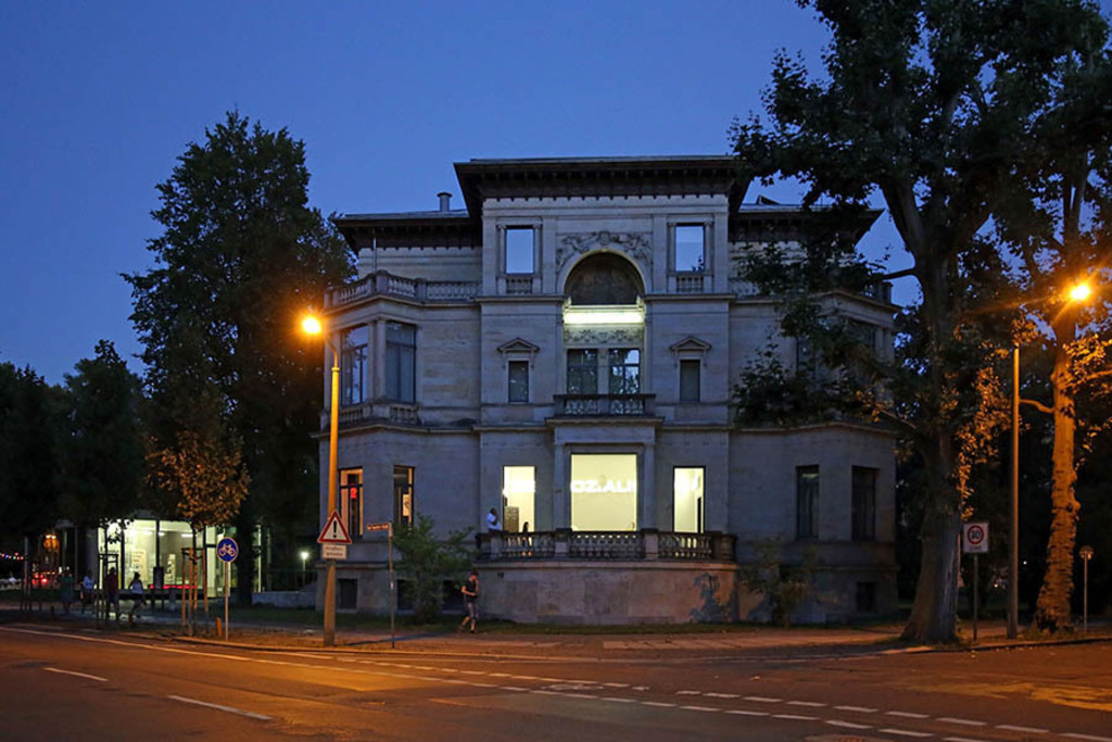 Galerie für Zeitgenössische Kunst bei Nacht | Entdecke über 20 Kategorien Leipzig-Motive: Foto-Downloads, hochwertige Poster, Leinwand- & Fine-Art-Prints. Jetzt Lieblingsfoto im Bildlexikon Leipzig Shop bestellen!