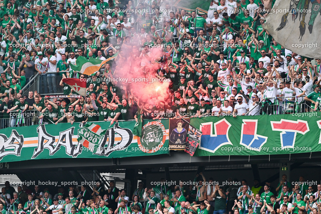 SK Puntigamer Sturm vs. SK Rapid Wien Siegerehrung, Impressionen | SK Rapid Wien Fans, Bengalen, SK Puntigamer Sturm vs. SK Rapid Wien Siegerehrung, Impressionen, SK Puntigamer Sturm vs. SK Rapid Wien Siegerehrung, Impressionen am 01.05.2024 in Klagenfurt (Wörthersee Stadion ), Austria, (Photo by Bernd Stefan)