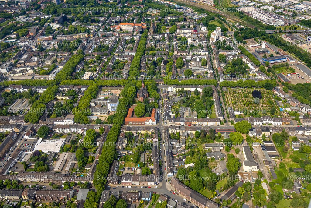 Oberhausen250515442 | Luftbild, evang. Lutherkirche Sophien-Kirchengemeinde, evang. Falkenstein-Schule, Baustelle Bertha-von-Suttner-Gymnasium, quadratisches Straßenraster, grüne Bäume, Oberhausen, Ruhrgebiet, Nordrhein-Westfalen, Deutschland