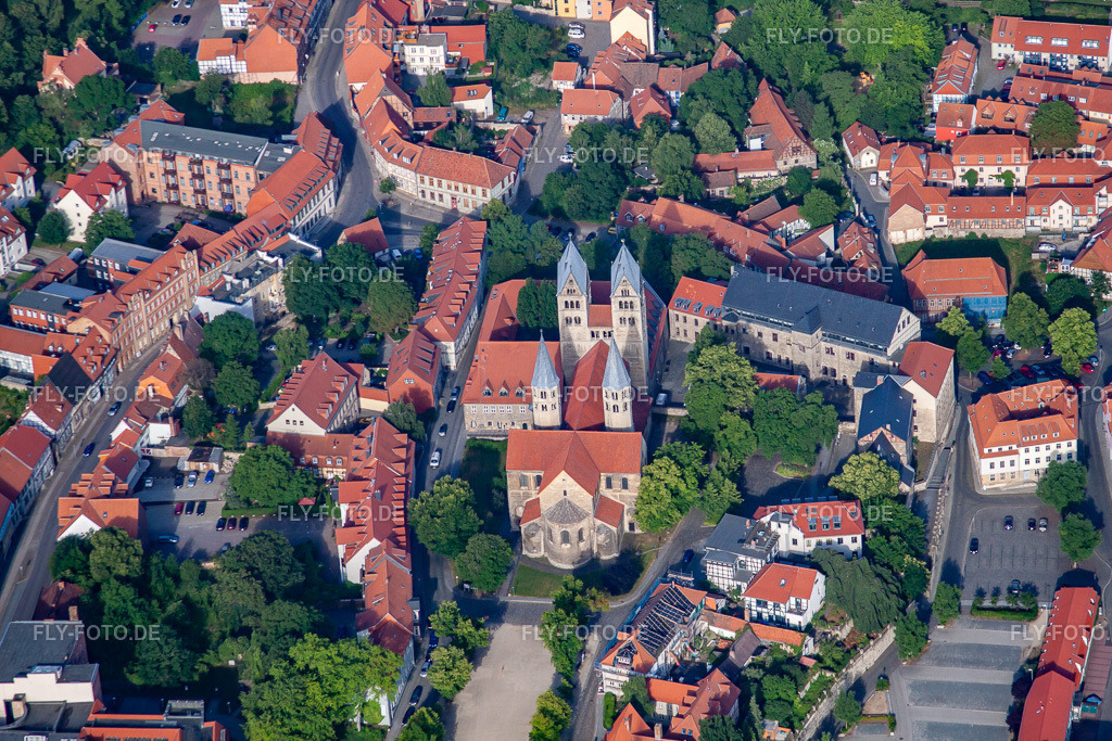 Liebfrauenkirche von Osten | Luftbild: Liebfrauenkirche von Osten in Halberstadt im Bundesland Sachsen-Anhalt in Deutschland. Foto: IMG_58405.jpg vom 30.06.2013 durch Werner Riehm/FLY-FOTO.de - Realisiert mit Pictrs.com